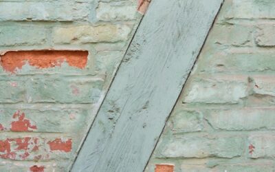 Czym fugować starą cegłę, aby zachować jej charakter?