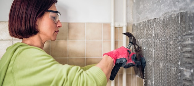 Jak fugować płytki cegiełki na ścianie?