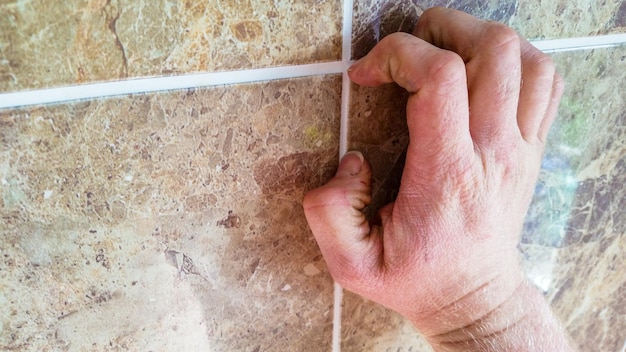 Jak nakładać fugę na cegle, żeby uzyskać estetyczne wykończenie?