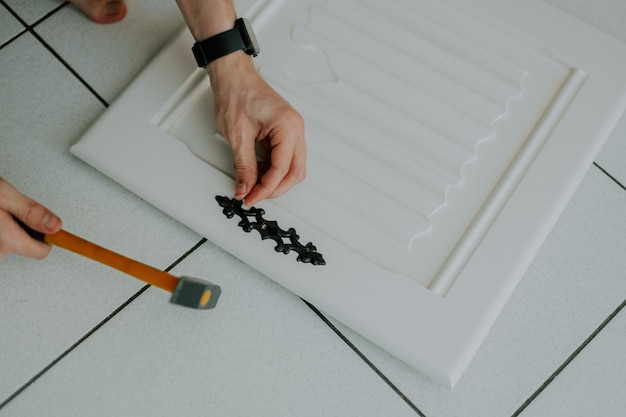 Jak odtłuścić płytki bez użycia silnych środków chemicznych?