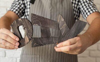 Jak zakryć stare kafelki bez zrywania podłogi?