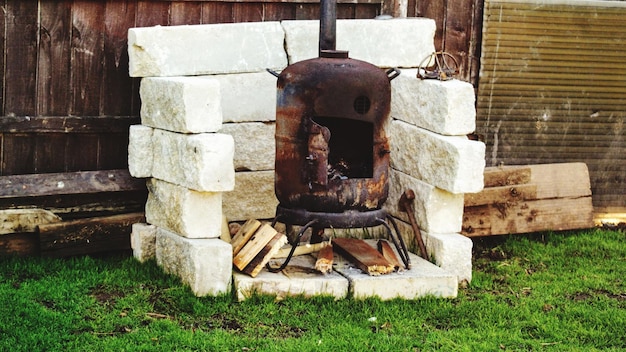 Jak zbudować kominek ogrodowy z cegły w przydomowym ogródku?