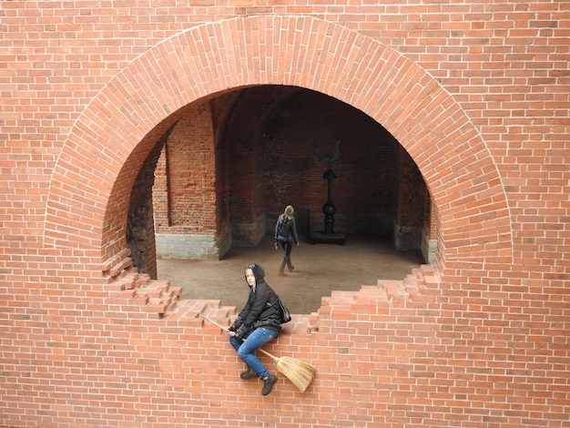 Jak zrobić łuk z cegły, który będzie stabilny i estetyczny?