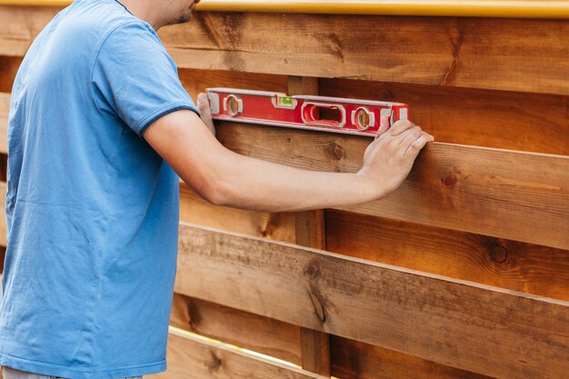 Od czego zależy ile kosztuje położenie deski elewacyjnej?