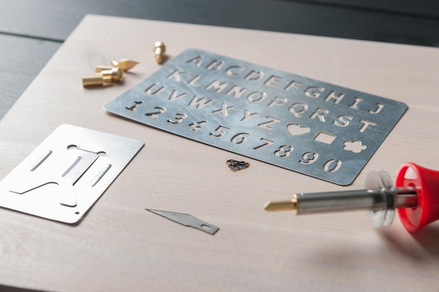 Czym grawerować w metalu, aby uzyskać trwały efekt?