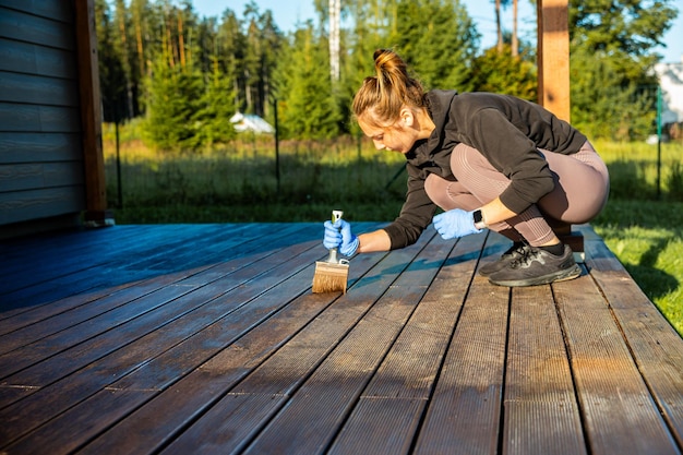 Czym najlepiej pomalować taras drewniany, aby zachował swój wygląd?