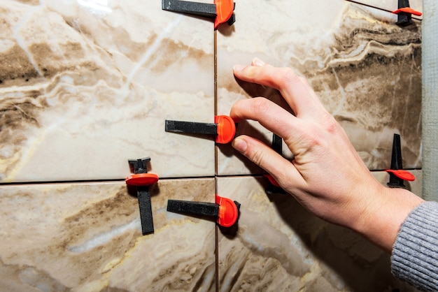 Jak odnowić płytki ceramiczne bez skuwania starej powierzchni?