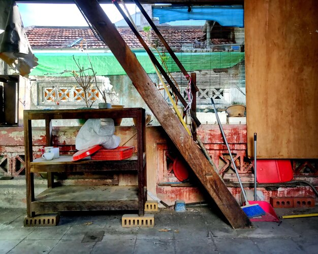 Jak zaadaptować poddasze w starym domu, by zyskać dodatkową przestrzeń?