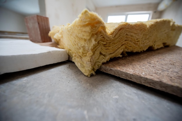 Jaka wełna do ocieplenia ścian sprawdzi się w domu jednorodzinnym?