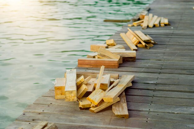 Jakie drewno nie gnije w wodzie i gdzie warto je wykorzystać?