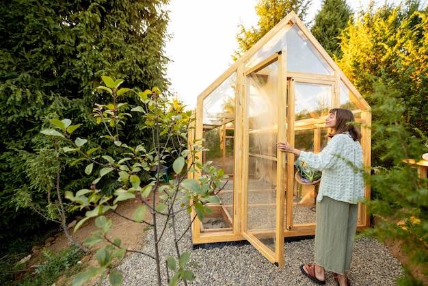 Jak ocieplić domek drewniany na działce, by cieszyć się komfortem przez cały rok?