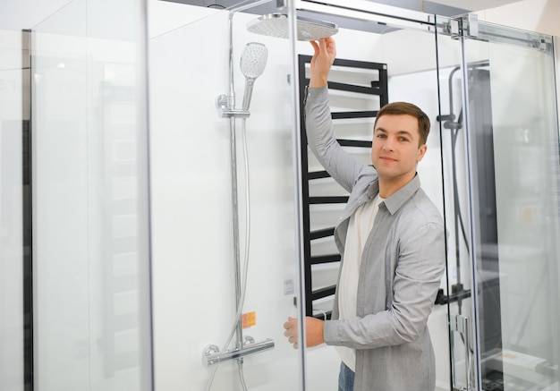 Jak zamontować kabinę prysznicową bez brodzika w nowoczesnej łazience?