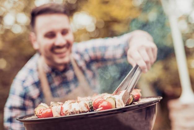 Jak zrobić wędzarnię z grillem w przydomowym ogrodzie?
